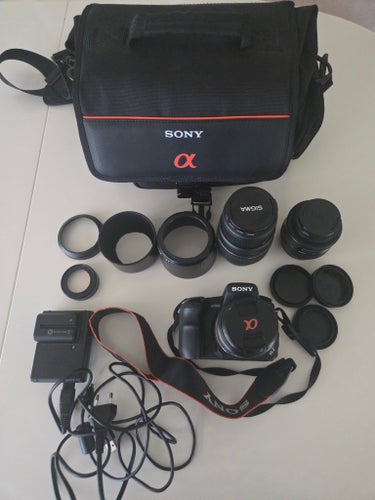 Sony Alpha 200 ( DSLR-A200 ) med tillbehör.