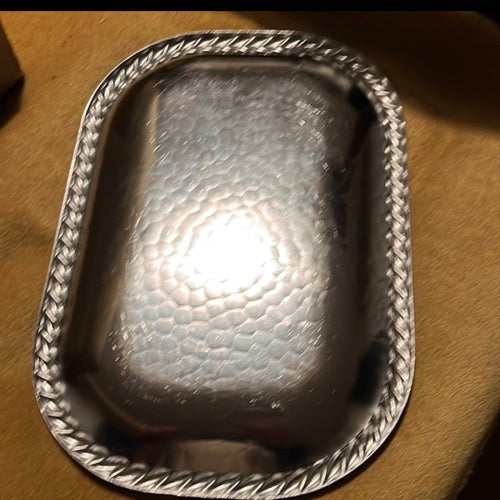 Kromad bricka med flätad kant och stämpling