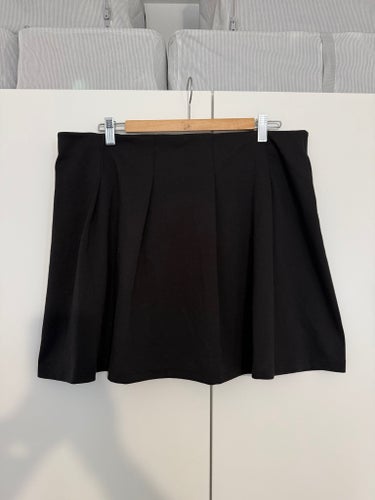 H&M svart kort kjol