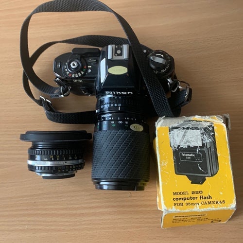 Nikon systemkamera med två objektiv och blixt