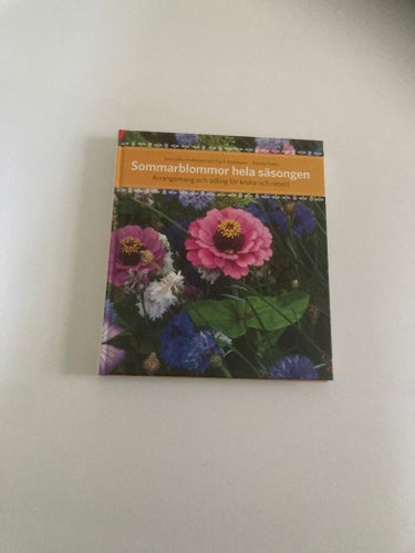 Sommarblommor hela säsongen av Lena Sofia Andersson och Eva Åkerblom