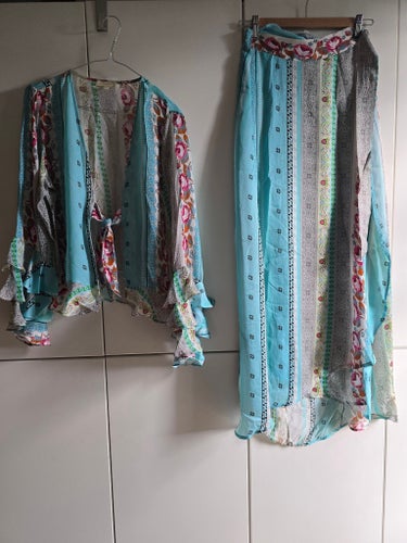 By Blue Mönstrat set med omlott-topp och lång kjol