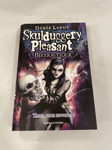 Bistra tider | Derek Landy | Skulduggery Pleasant | Kartonnage