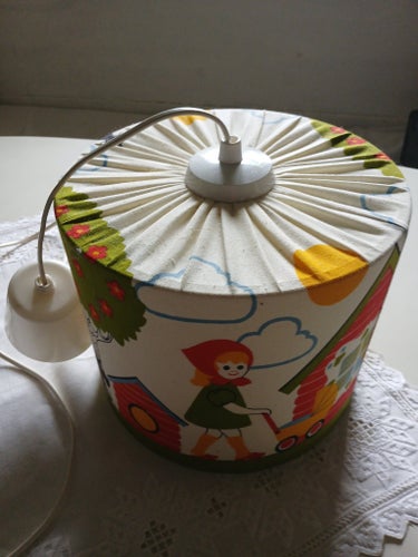 Barnrumslampa med lekfullt motiv från ikea