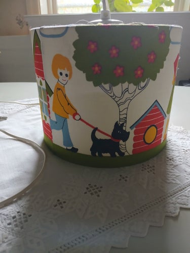 Barnrumslampa med lekfullt motiv från ikea