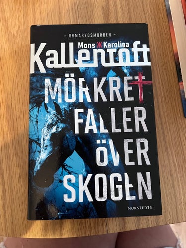 Mörkret faller över skogen - Mons Kallentoft, Karolina Ohlsson (2023)