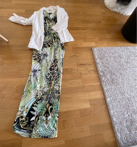 Lång mönstrad klänning Mango och vit kavaj från H&M