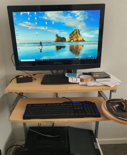 Lenovo bord dator med bord.