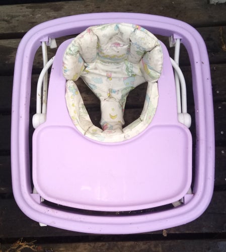 Babystol gåstol ? Till någon som behöver (reservdelar?) (Samlarobjekt?)