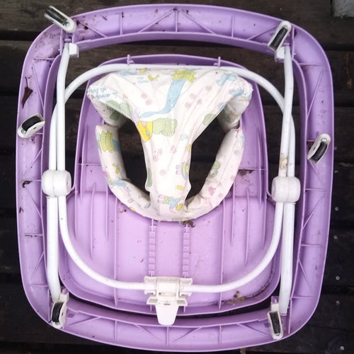 Babystol gåstol ? Till någon som behöver (reservdelar?) (Samlarobjekt?)