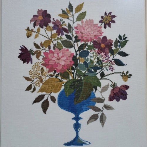 Tavla med broderat blommigt motiv