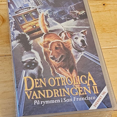 DEN OTROLIGA VANDRINGEN II .INPLASTAD. -VHS) svensk tal