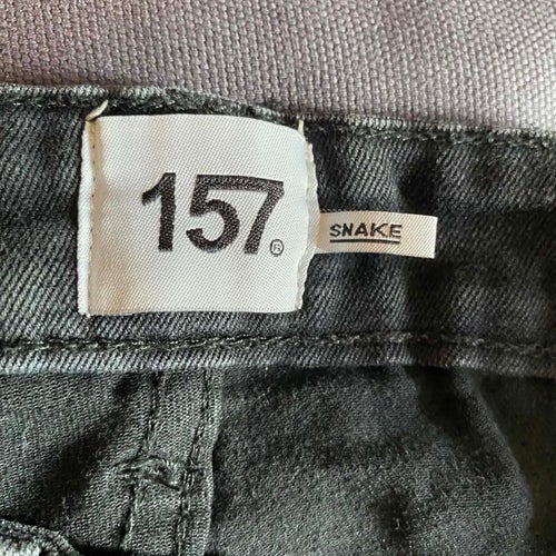 157 svarta jeans, storlek XS, modell Snake, med "trasiga" knän