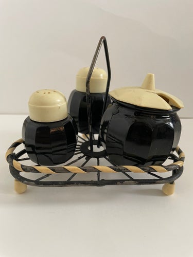 Salt- och pepparset i ställ 1950-tal