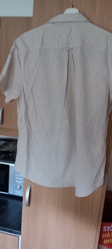 Dressmann beige skjorta, storlek M använd 2 gånger