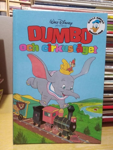 Walt Disney presenterar Dumbo och cirkuståget av Kalle Ankas bokklubb, Very F+