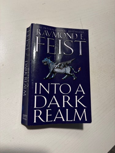 Pocket - Into a Dark Realm av Raymond E. Feist, 2006