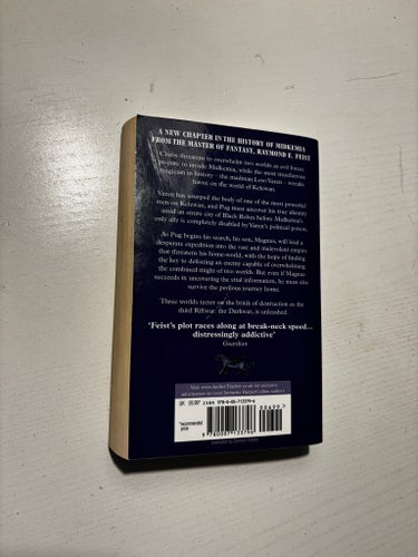 Pocket - Into a Dark Realm av Raymond E. Feist, 2006