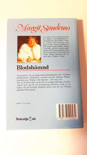 SAGAN OM ISFOLKET 11 BLODSHÄMND INBUNDEN M.OMSLAG MARGIT SANDEMO I FINT SKICK