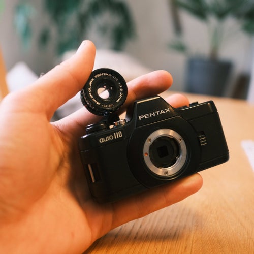FILMTESTAD Pentax Auto 110 + 24mm f/2.8 – Världens minsta systemkamera