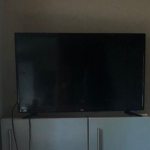 TCL TV 90 x 54 cm, reparationsobjekt/ delar fungerar mekanisk, bildfel