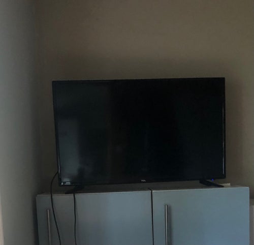TCL TV 90 x 54 cm, reparationsobjekt/ delar fungerar mekanisk, bildfel