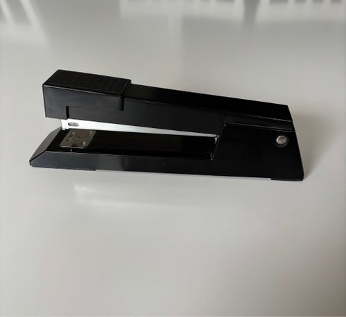 Svart häftapparat, kontorsmaterial