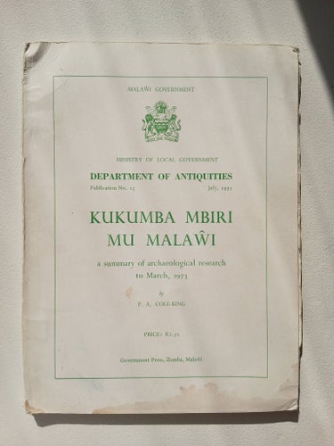 Kukumba Mbiri Mu Malawi av P. A. Cole-King, 1973