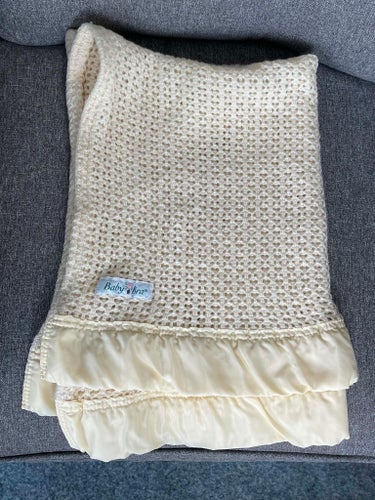 Babyfilt från baby bra. Ljus gul.