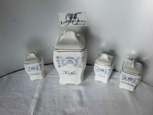 Kryddburkar med text Kaffe, Kardemumma, Kanel och Vitpeppar