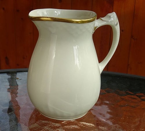 Gräddkanna 3 dl. i krämvitt porslin. Åkjær Bing & Grøndahl no 189, guldkant