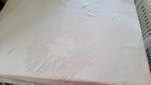 Silkig duk i vitt med blommönster I fint skick!