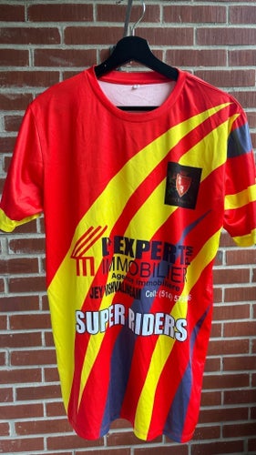 Röd, gul, blå t-shirt, storlek L