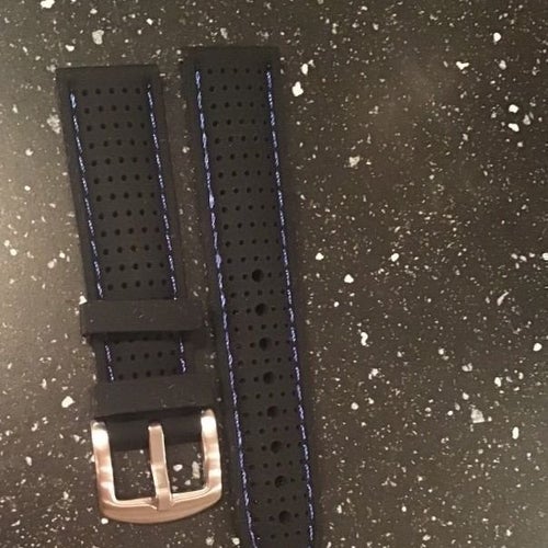 Svart 20mm perforerat silikonarmband med blå sömmar