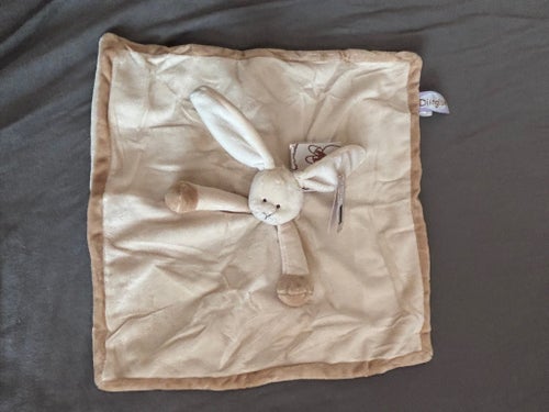 Söt snuttefilt med kanin i beige av märket Diinglisar