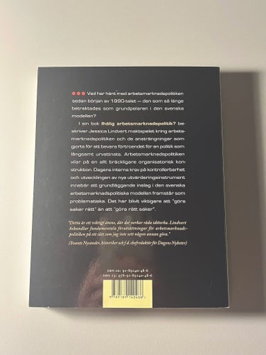 Ihålig arbetsmarknadspolitik? av Jessica Lindvert politk kurslitteratur ekonomi