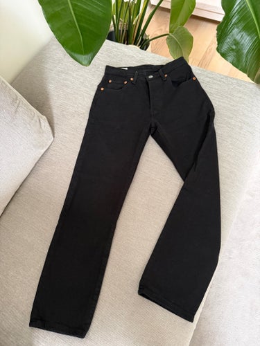 Klassiska Levi's 501 crop svarta jeans, storlek W24. Mycket fint skick!
