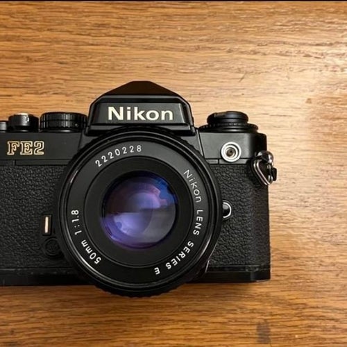 Nikon FE2 analog kamera med 50mm 1:1.8 objektiv