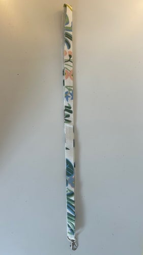 NYCKELBAND I TYG FRÅN SVENSKT TENN, MÖNSTER FRÅN JOSEF FRANK / TEXTIL PRIMAVERA