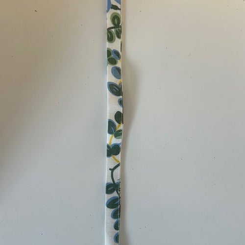NYCKELBAND I TYG FRÅN SVENSKT TENN, MÖNSTER FRÅN JOSEF FRANK / TEXTIL PRIMAVERA