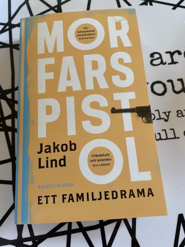 Morfars pistol av Jakob Lind
