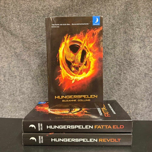 Suzanne Collins - Hungerspelen, Fatta Eld & Revolt - Bokpaket