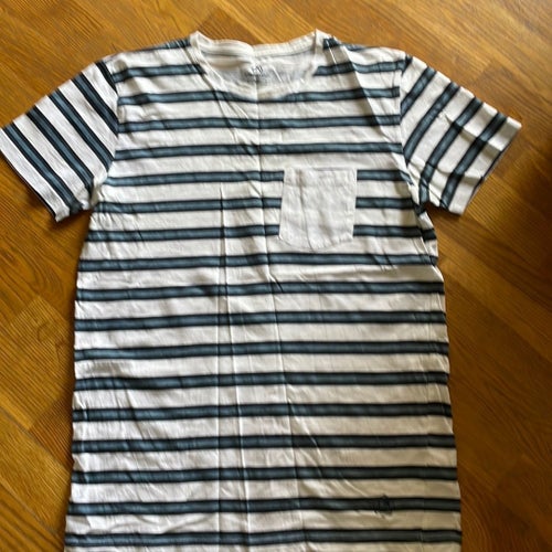 Vit/blå t-shirt fr Northbend. Strl Large