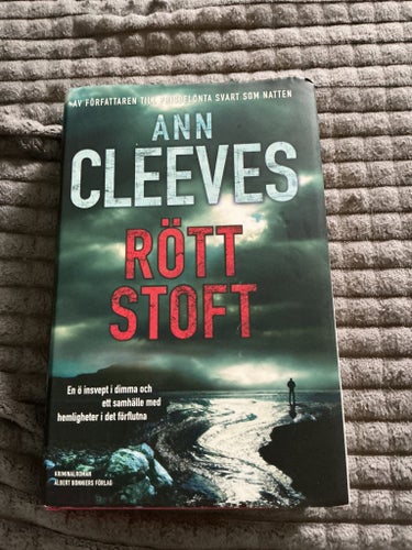Rött stoft av Ann Cleeves, 2008 Bra skick!