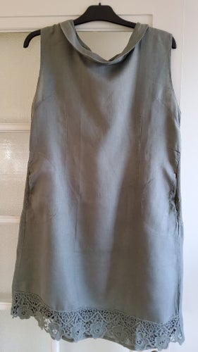 Grön ärmlös klänning av linne strl XXXL i bra beg skick!