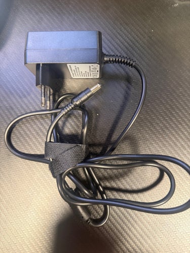 Universal strömadapter 22,5V, 1,25A, 28W - Svart