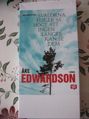 Åke Edwardson: Svalorna flyger så högt att ingen längre kan se dem (8 CD)