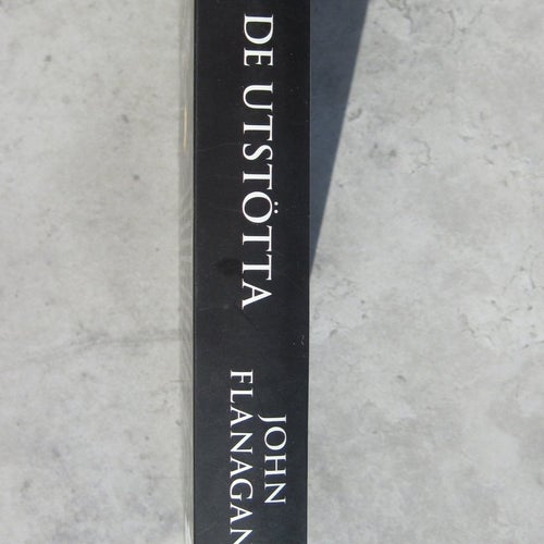John Flanagan - Broderband 1 De utstötta