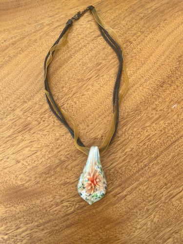 Fint halsband med smycke i glas/handarbete
