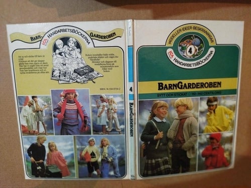 Barn Garderoben Sytt och stickat 110-140 centilong . bok. Very Fine plus